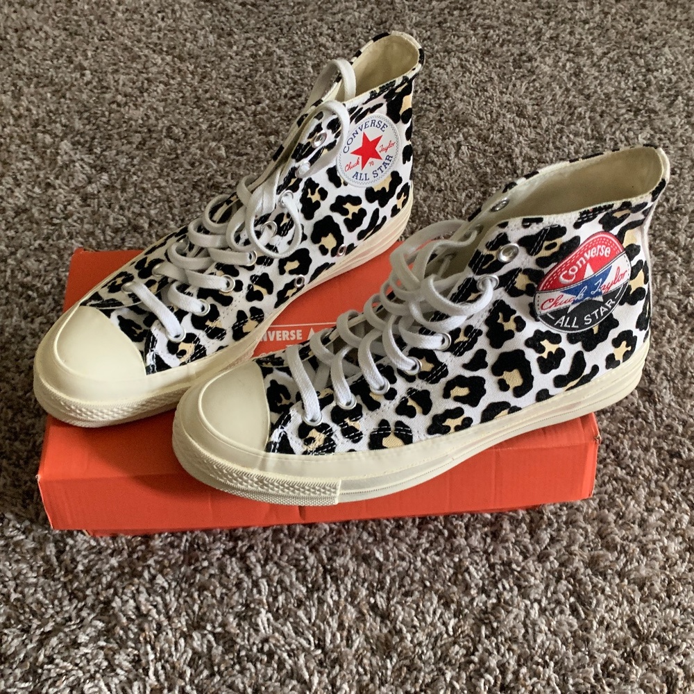 Stylish sneakers (Converse)